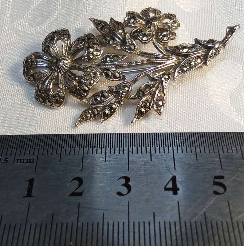 Gorgeous vintage marquisite brooch