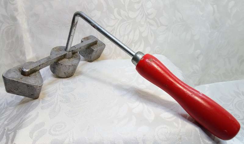 Vintage Snackle iron in very good condition