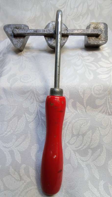 Vintage Snackle iron in very good condition