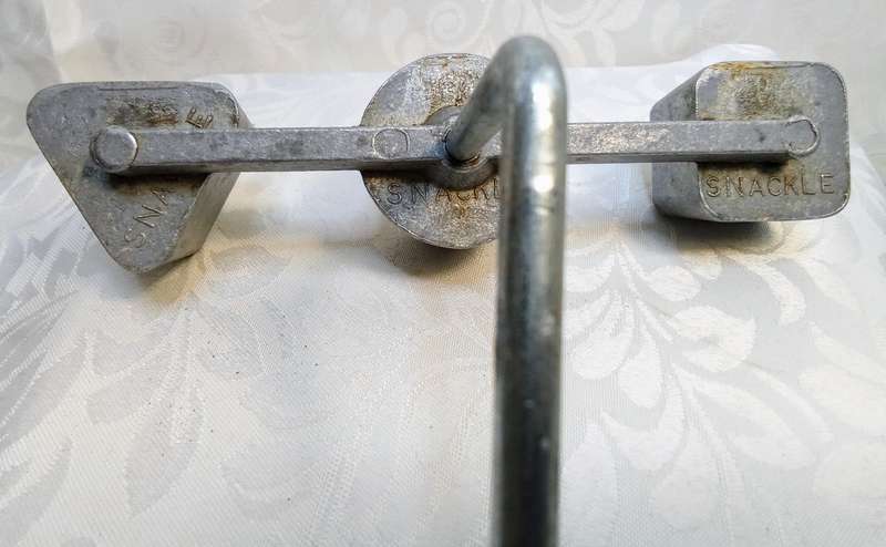 Vintage Snackle iron in very good condition