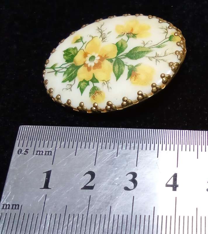 Pretty vintage 1950s porcelain floral scarf clip