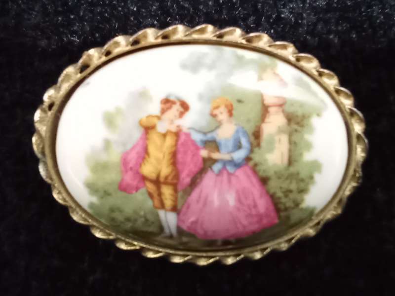 Lovely vintage porcelain brooch
