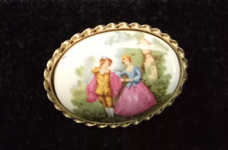 Lovely vintage porcelain brooch