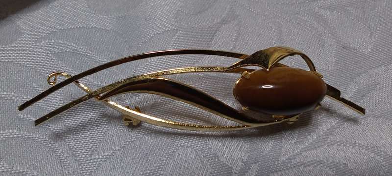 Fabulous vintage 22k hardgold clad Florenza brooch with tigers eye