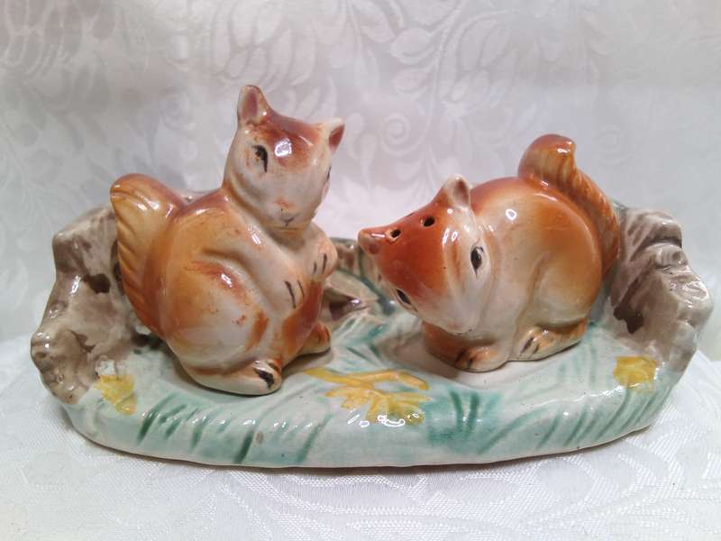Cute squirrel salt and pepper set on tray