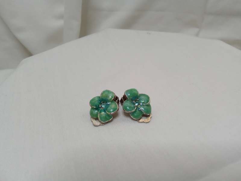 Cutest tiny vintage enamel clip on earrings