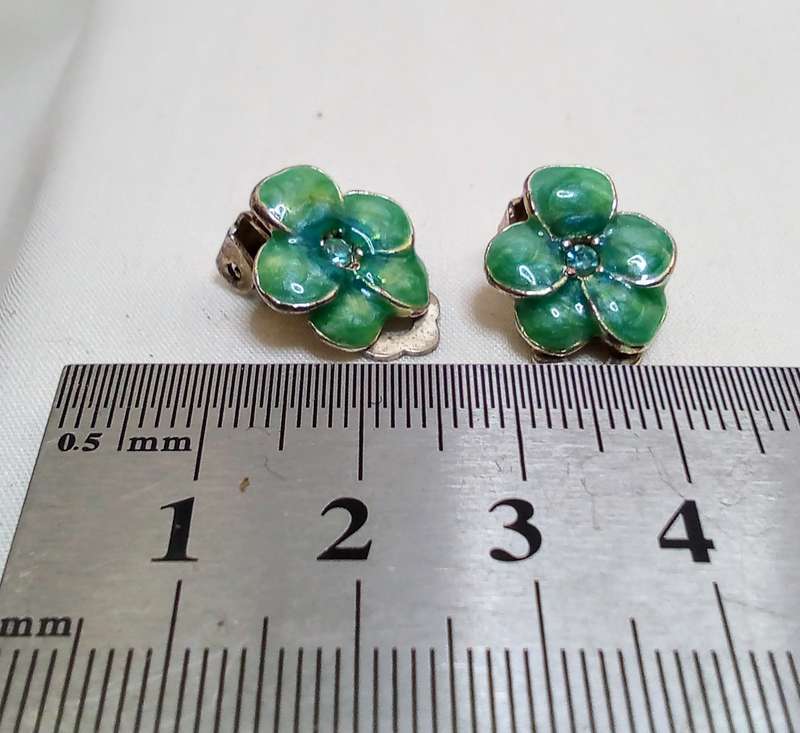 Cutest tiny vintage enamel clip on earrings