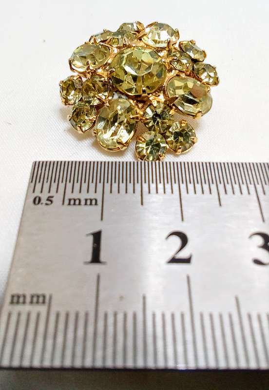 Beautiful vintage very glitzy brooch