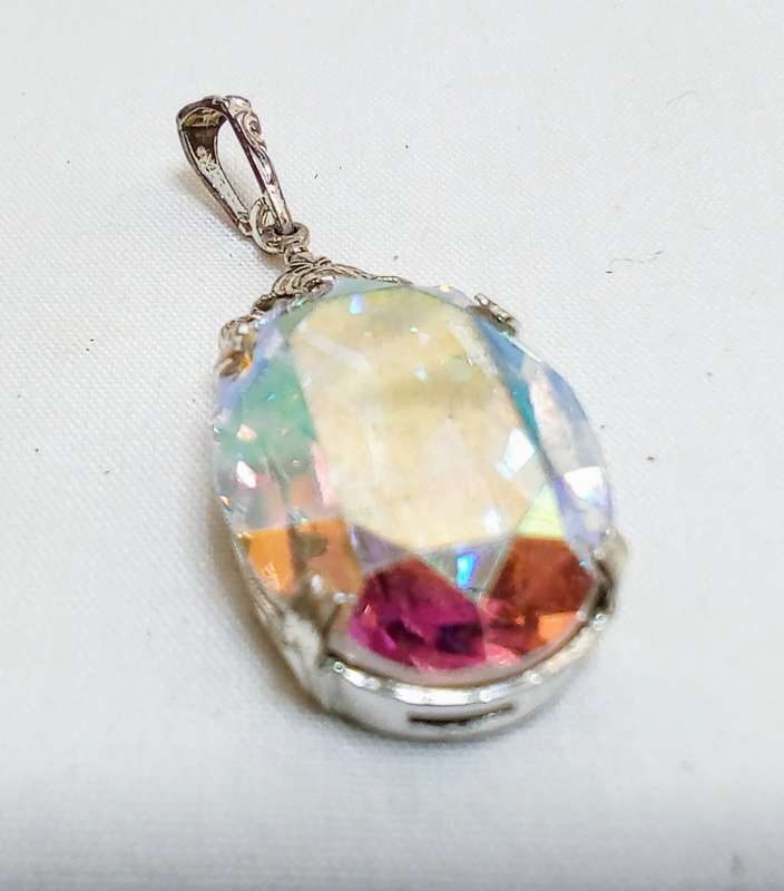 Stunning Vintage rainbow pendant in good condition