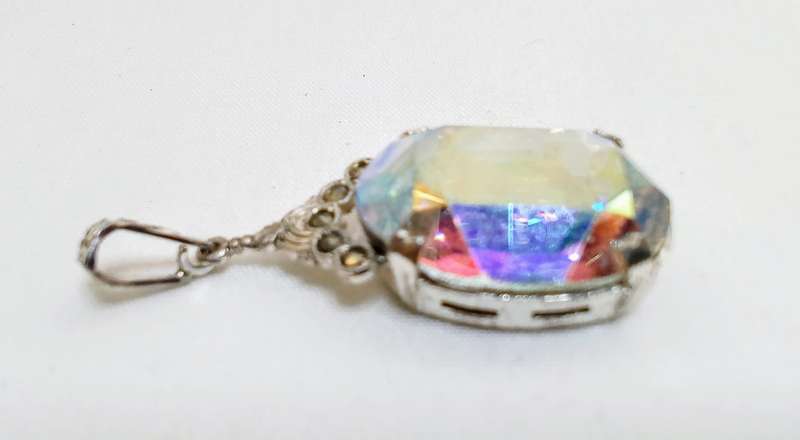 Stunning Vintage rainbow pendant in good condition