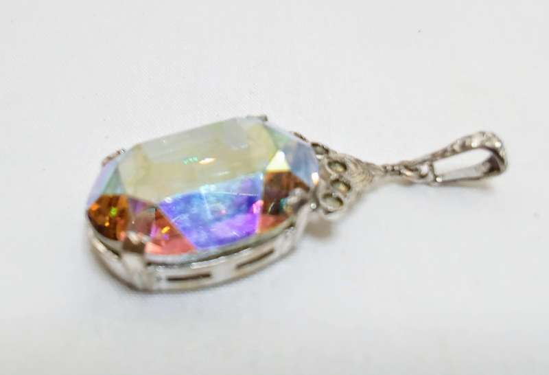 Stunning Vintage rainbow pendant in good condition