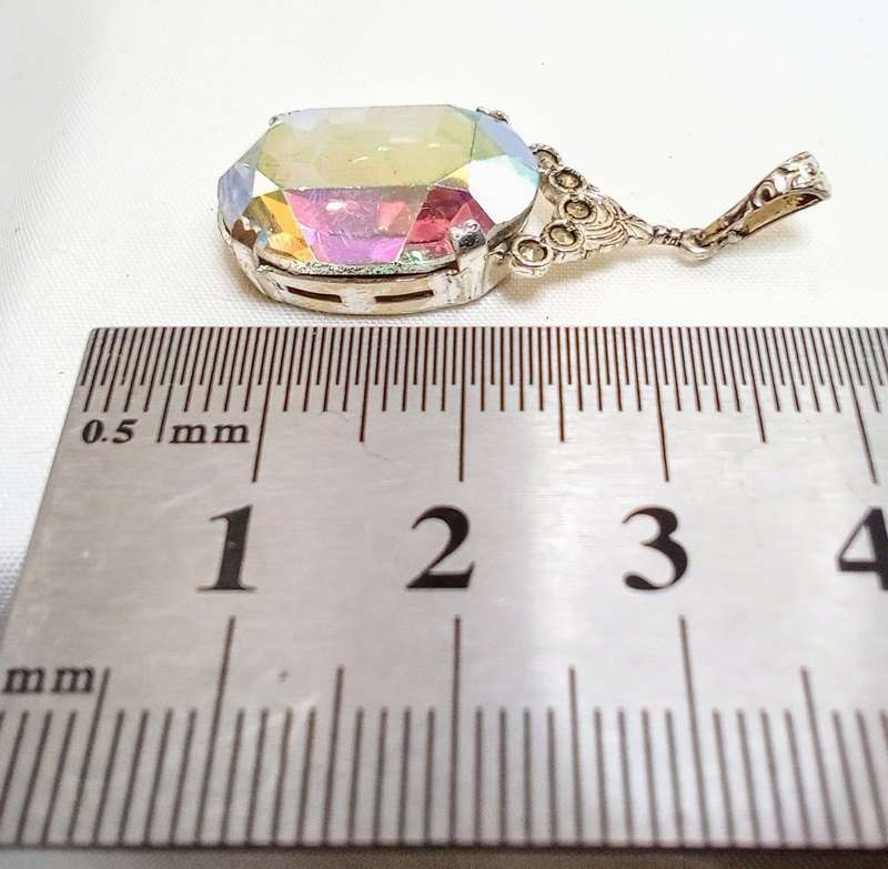 Stunning Vintage rainbow pendant in good condition