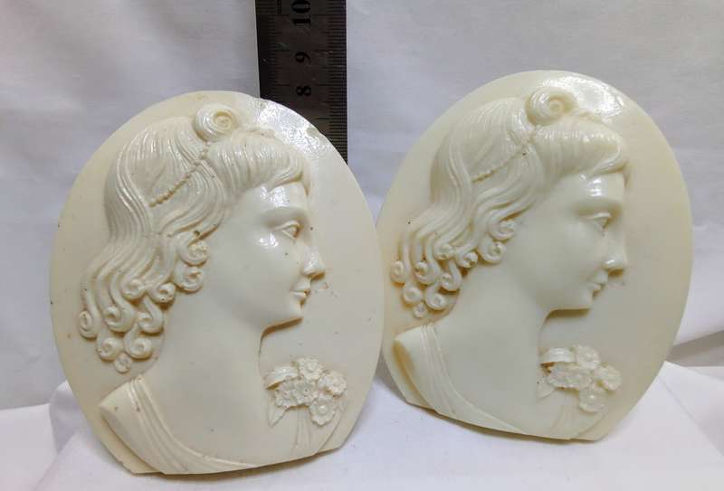 Two stunning vintage bud vase Cameo's