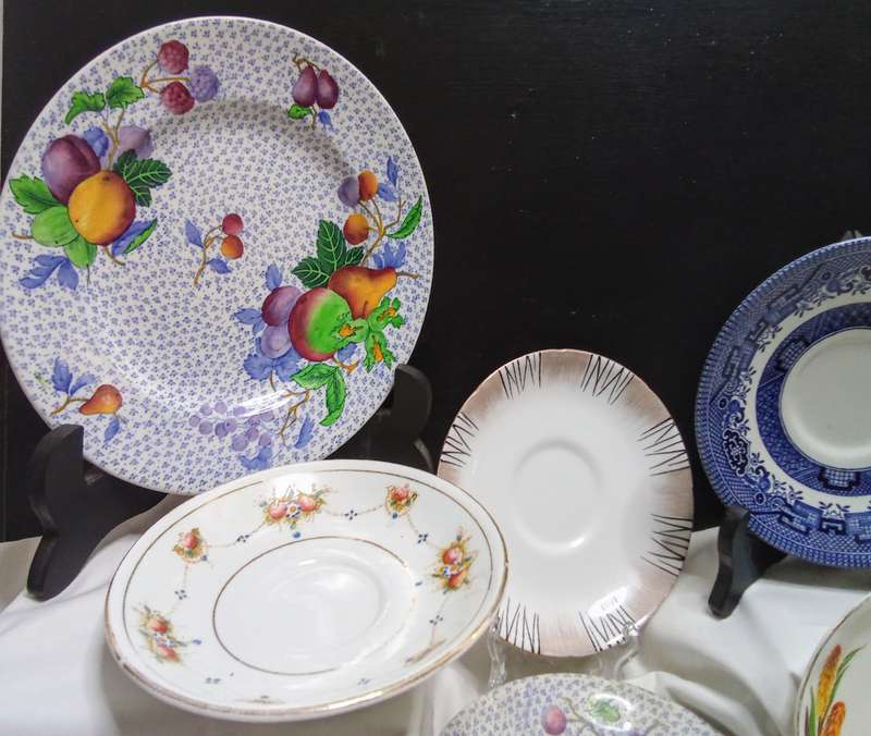 Stunning collection of vintage plates, side plate and smaller