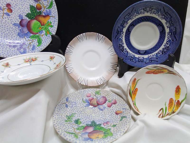 Stunning collection of vintage plates, side plate and smaller