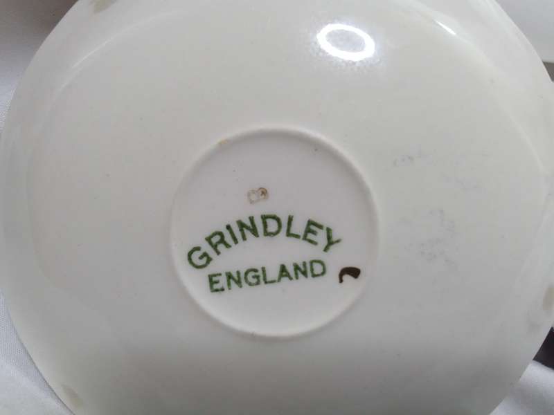 Stunning collection of vintage plates, side plate and smaller