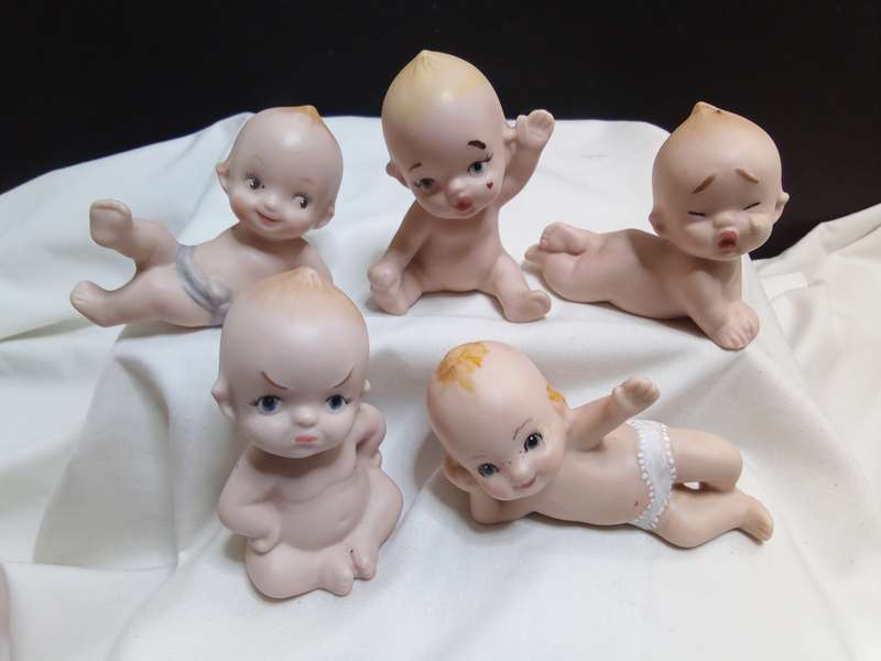 Beautiful collection of 5 porcelain kewpie figurines in excellent condition