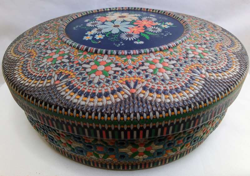 Exquisite vintage biscuit tin from Holland
