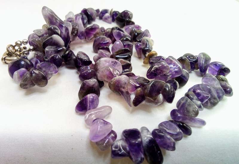 Gorgeous Vivid purple polished amethyst chip necklace