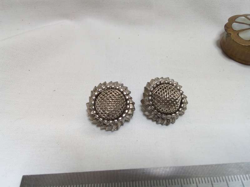 Lovely pair of vintage sunflower clip on earrings