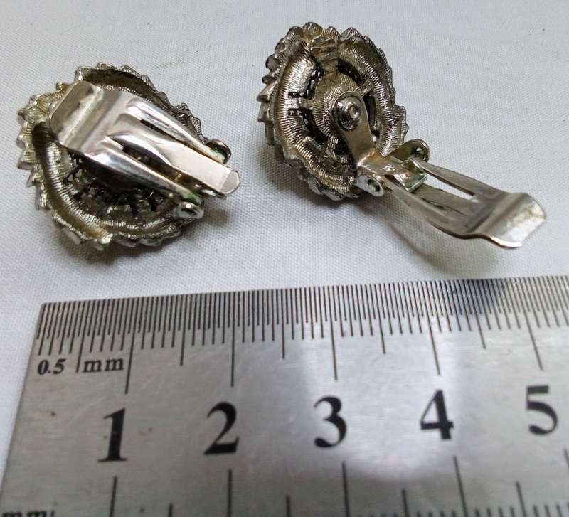 Lovely pair of vintage sunflower clip on earrings