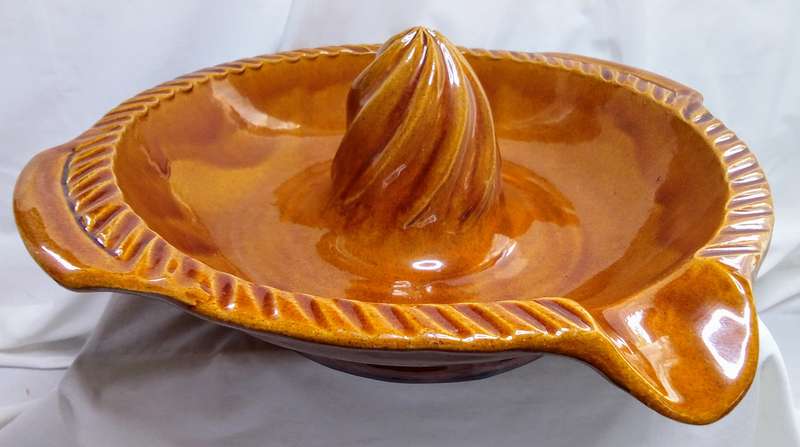 Just wow!! Stunning HUGE citrus juicer in excellent condition.