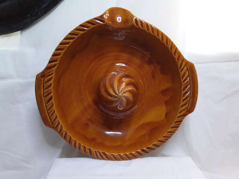 Just wow!! Stunning HUGE citrus juicer in excellent condition.