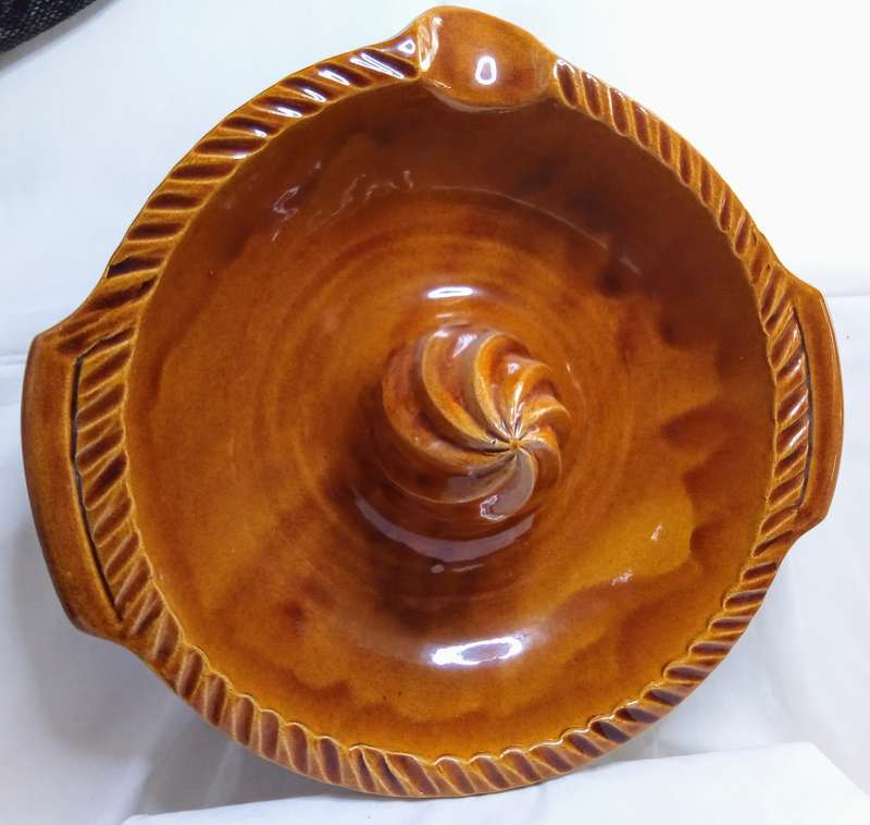 Just wow!! Stunning HUGE citrus juicer in excellent condition.