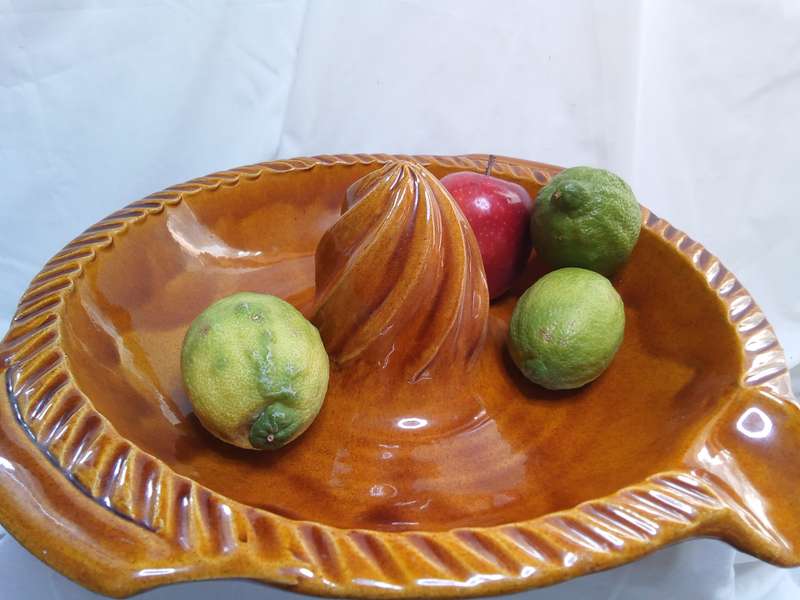 Just wow!! Stunning HUGE citrus juicer in excellent condition.