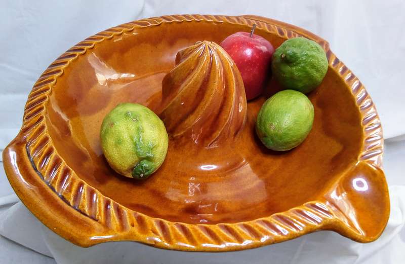 Just wow!! Stunning HUGE citrus juicer in excellent condition.