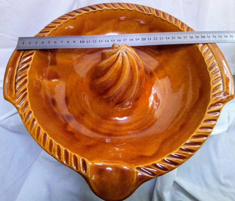 Just wow!! Stunning HUGE citrus juicer in excellent condition.