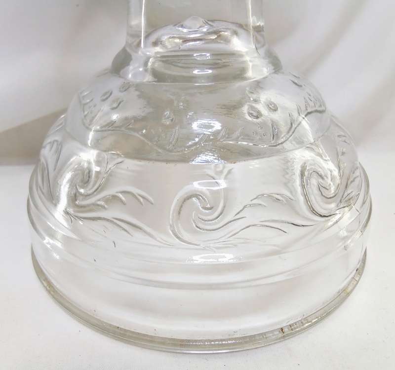 Beautiful vintage "beehive & scroll" glass oil lamp