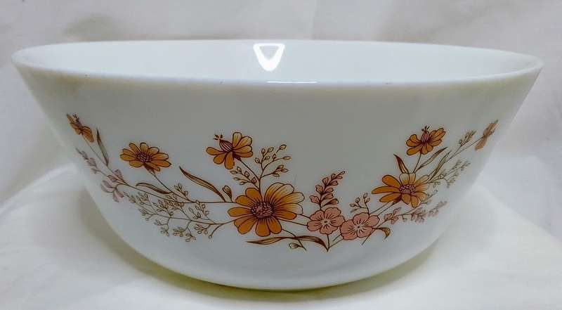 Very pretty vintage Pyrex - "English Woodland Country Floral Autumn" -  Dish