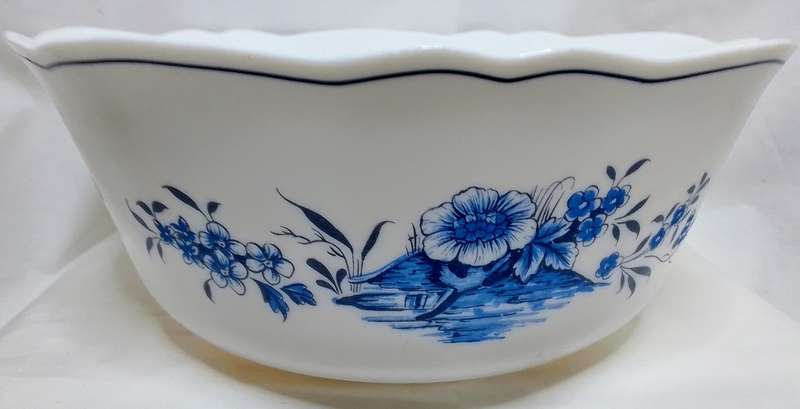 Beautiful Arcopal Kalinka Blue Scalloped edge bowl