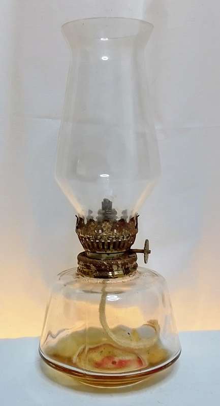 Lovely vintage medium sized oil lamp