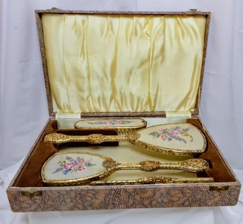 Stunning Vintage full brush set in original box