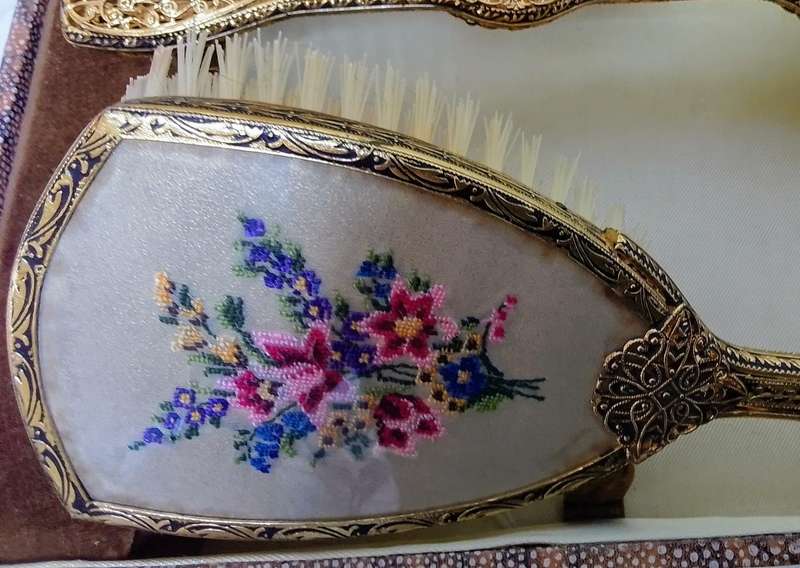 Stunning Vintage full brush set in original box