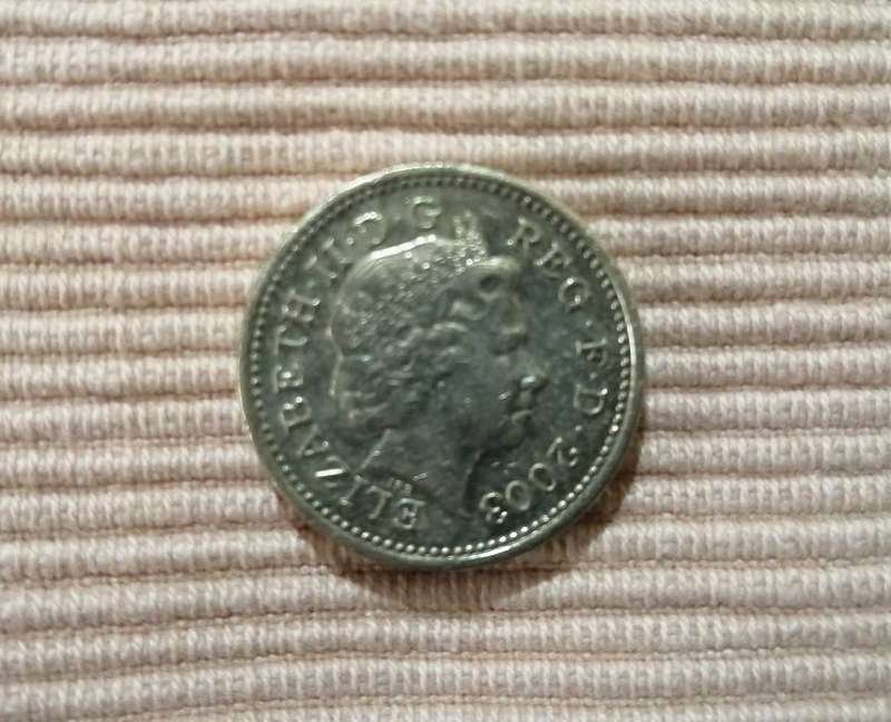 UK  1 Pound Coins Coat Of Arms.