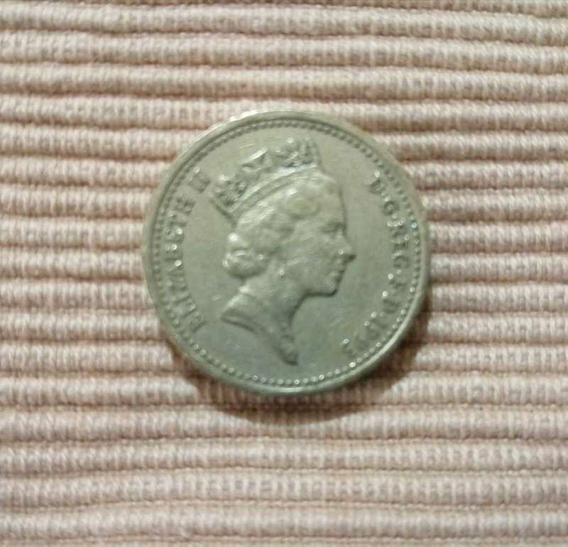 UK  1 Pound Coins Coat Of Arms.