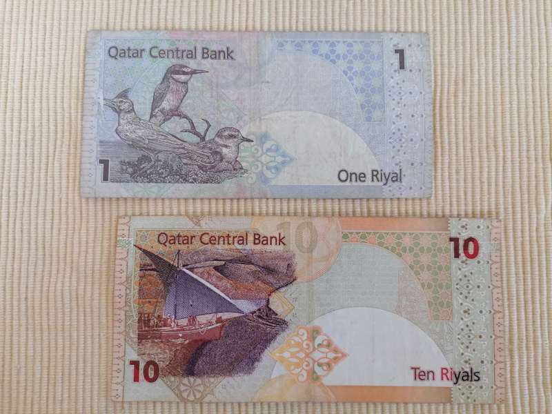 Qatar Central Bank 10  and 1 Riyals notes