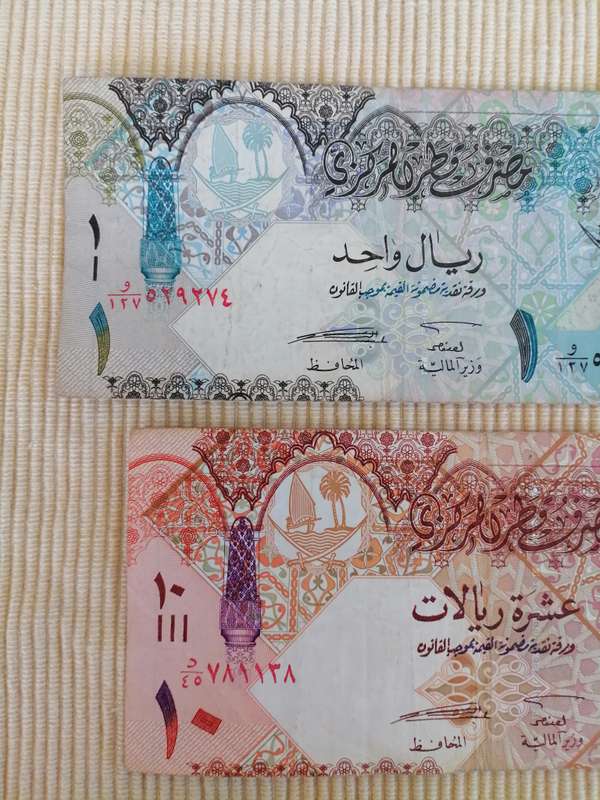 Qatar Central Bank 10  and 1 Riyals notes