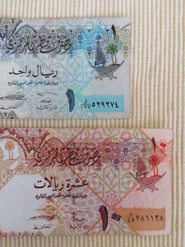 Qatar Central Bank 10  and 1 Riyals notes