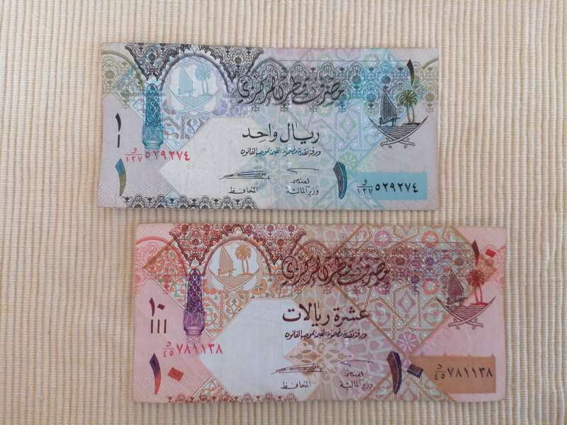 Qatar Central Bank 10  and 1 Riyals notes