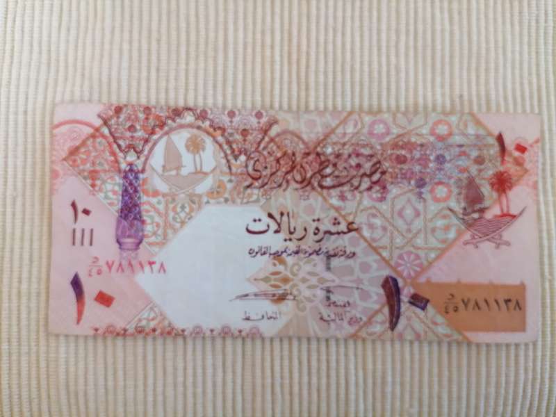 Qatar Central Bank 10  and 1 Riyals notes