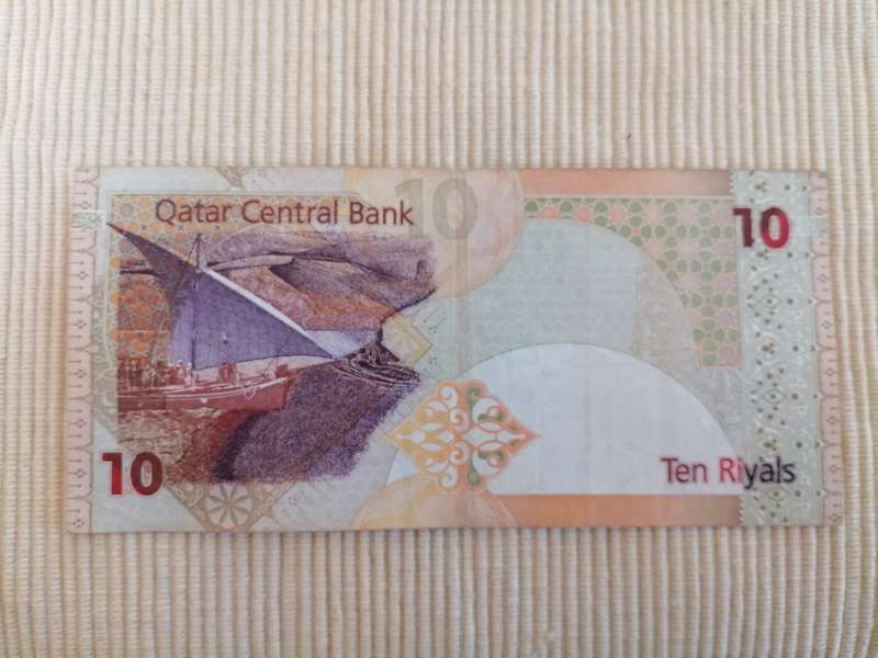 Qatar Central Bank 10  and 1 Riyals notes