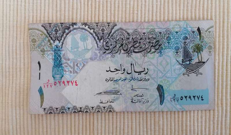 Qatar Central Bank 10  and 1 Riyals notes