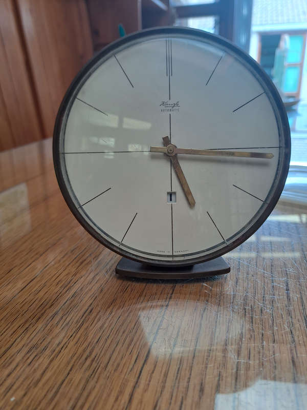 Elegant Kienzle Automatic with day window desk clock Heinrich Moller
