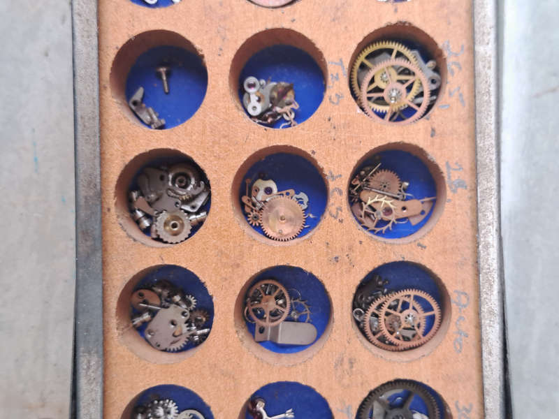 Lot 1 OMEGA parts Various