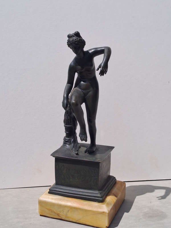 Bronze Venerina leaning against an amphora Neoclassical Period
