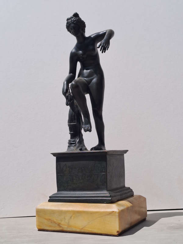 Bronze Venerina leaning against an amphora Neoclassical Period